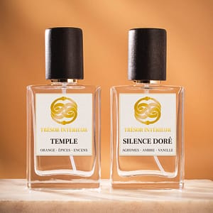 Deux flacons de spray parfum d’intérieur Trésor Intérieur : « Temple » et « Esprit Libre » 30ml, sur fond orange.